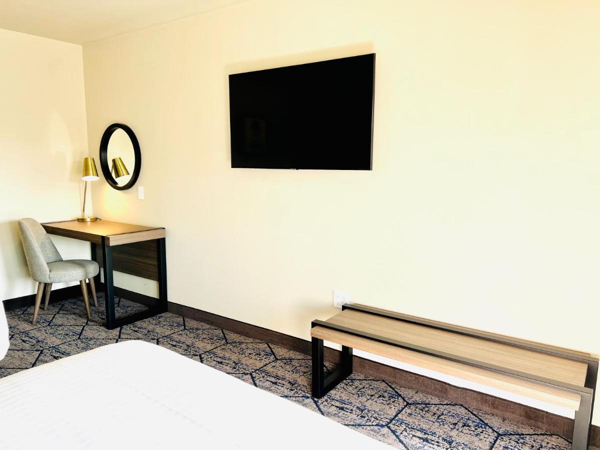 Hotel Ramada By Wyndham Modesto Yosemite Area Esterno foto