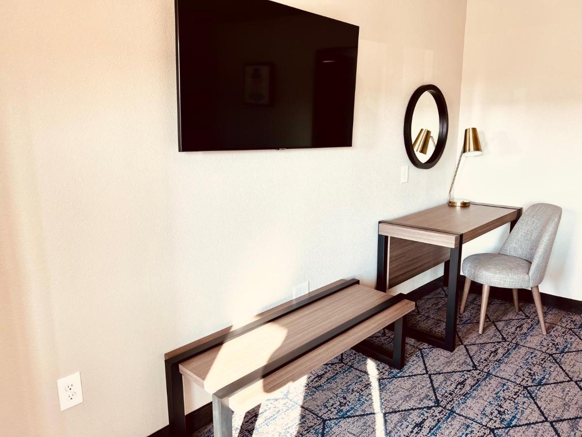 Hotel Ramada By Wyndham Modesto Yosemite Area Esterno foto