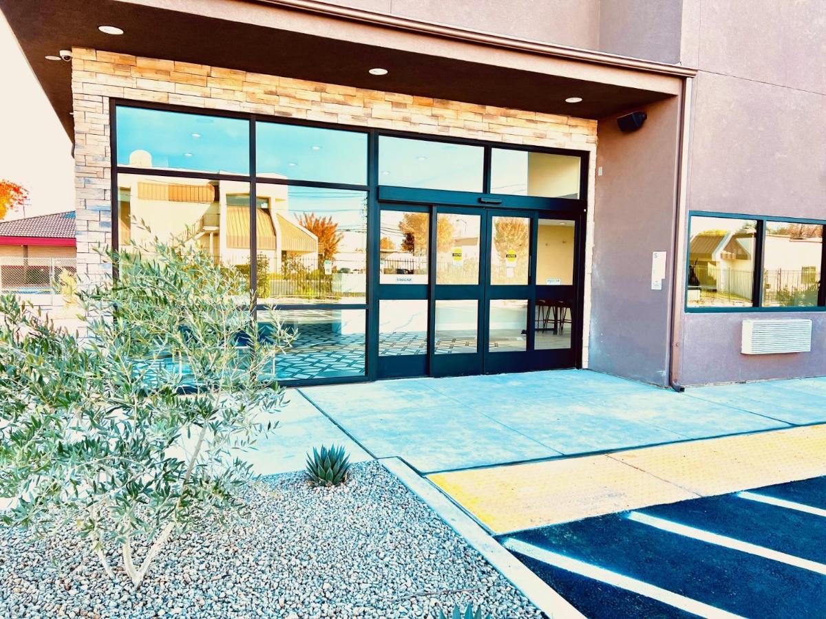 Hotel Ramada By Wyndham Modesto Yosemite Area Esterno foto
