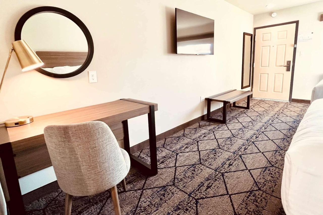 Hotel Ramada By Wyndham Modesto Yosemite Area Esterno foto