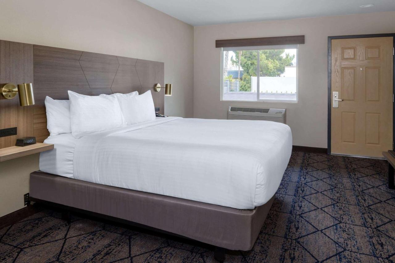 Hotel Ramada By Wyndham Modesto Yosemite Area Esterno foto