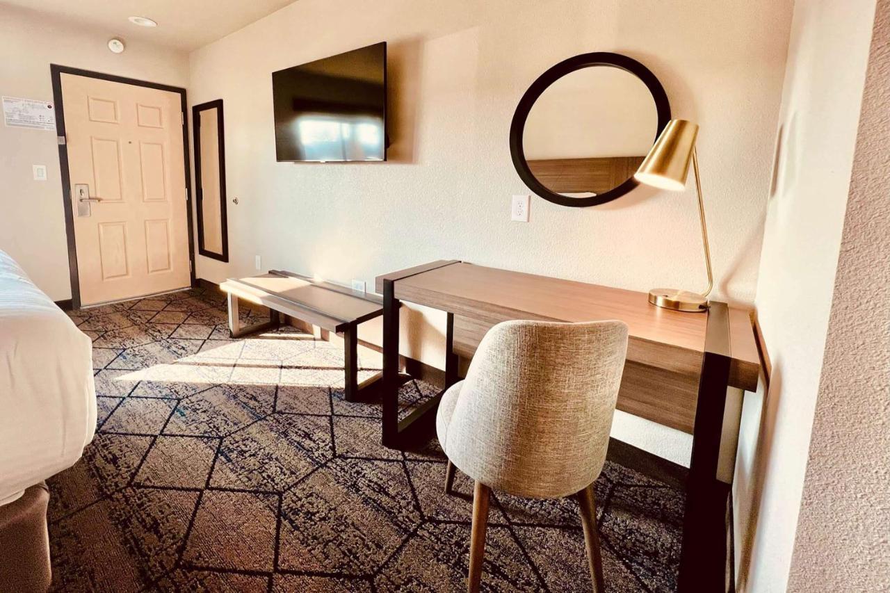 Hotel Ramada By Wyndham Modesto Yosemite Area Esterno foto