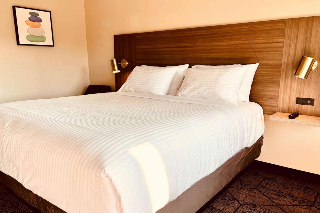 Hotel Ramada By Wyndham Modesto Yosemite Area Esterno foto