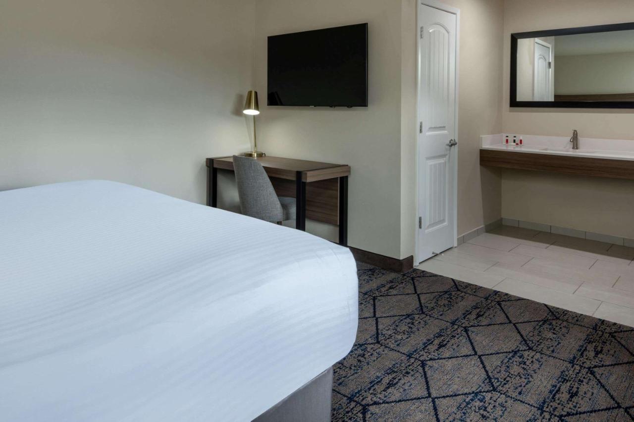 Hotel Ramada By Wyndham Modesto Yosemite Area Esterno foto