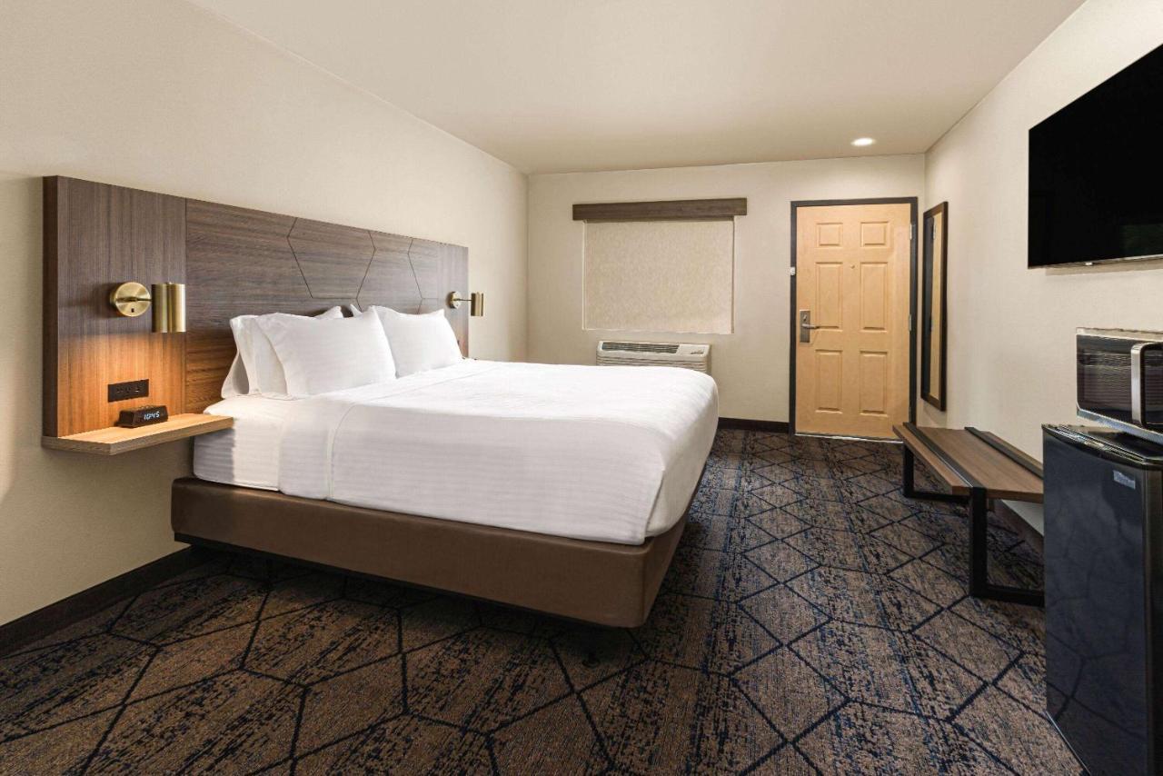 Hotel Ramada By Wyndham Modesto Yosemite Area Esterno foto