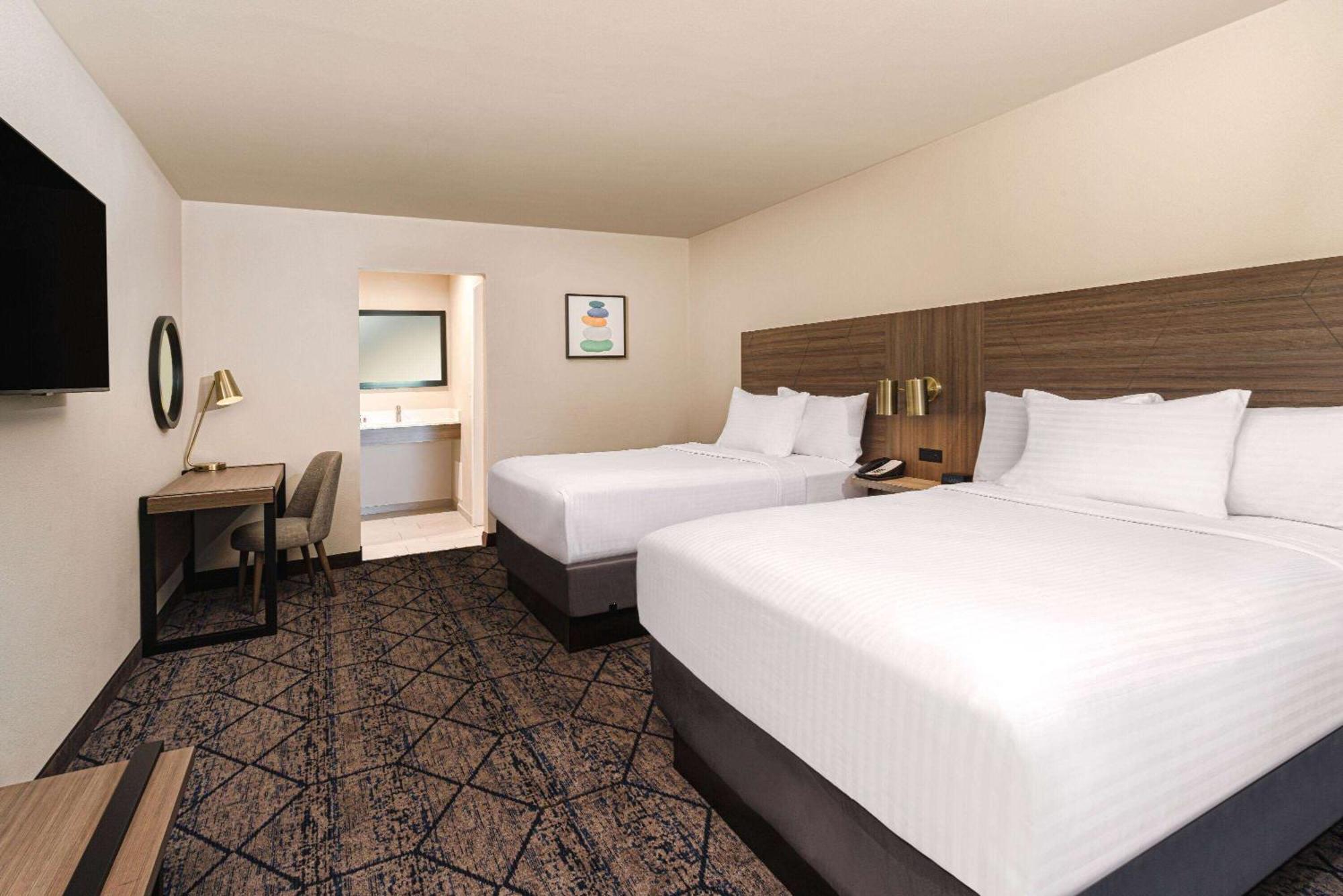 Hotel Ramada By Wyndham Modesto Yosemite Area Esterno foto