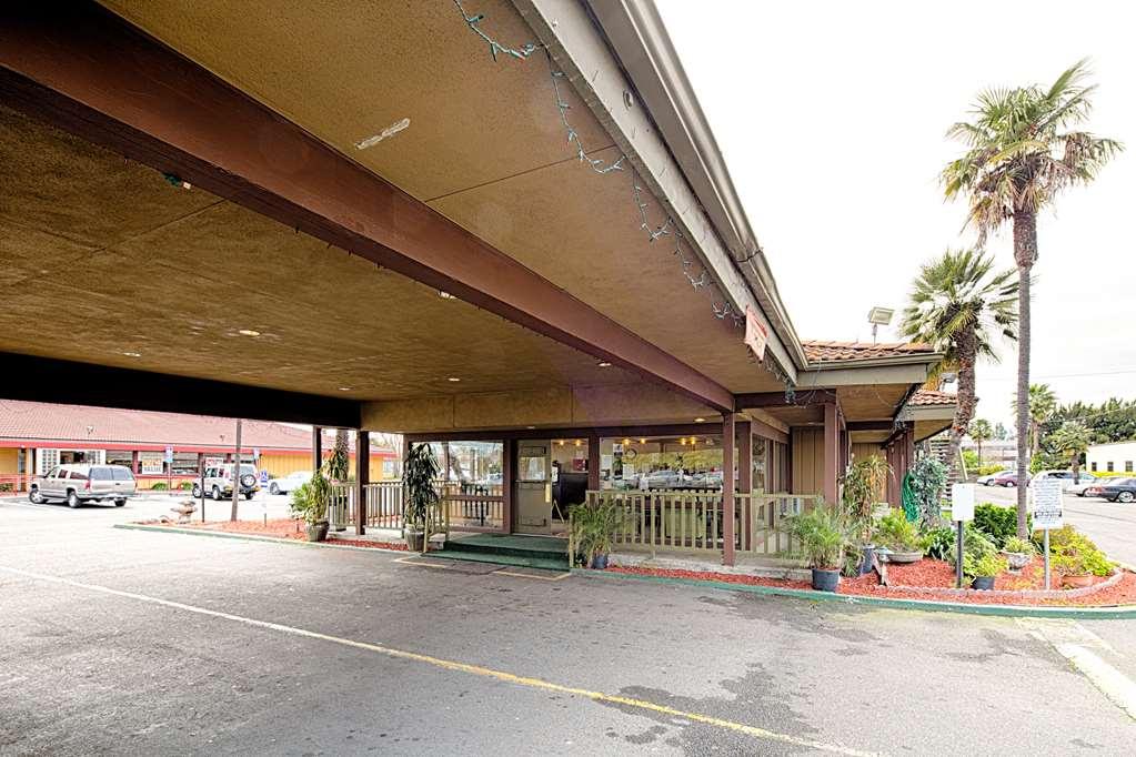 Hotel Ramada By Wyndham Modesto Yosemite Area Esterno foto